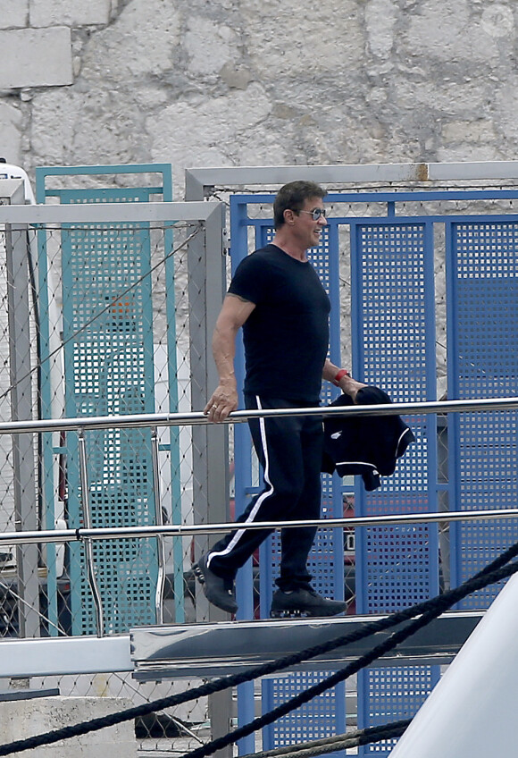 Sylvester Stallone, son épouse Jennifer Flavin et leurs filles Sistine, Sophia et Scarlet embarquent sur le luxueux bateau à Nice, le 25 juillet 2014