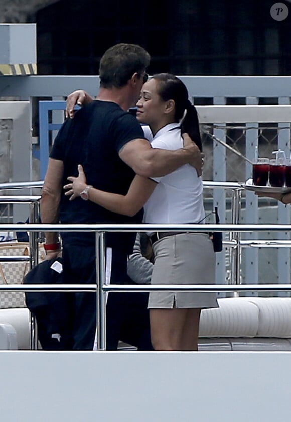Sylvester Stallone retrouve l'équipage de son luxueux bateau à Nice, le 25 juillet 2014