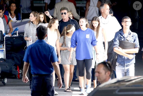 Sylvester Stallone, son épouse Jennifer Flavin et leurs filles Sistine, Sophia et Scarlet lors de leur arrivée à l'aéroport de Nice, le 25 juillet 2014