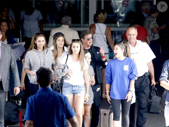 Sylvester Stallone, son épouse Jennifer Flavin et leurs filles Sistine, Sophia et Scarlet lors de leur arrivée à l'aéroport de Nice, le 25 juillet 2014