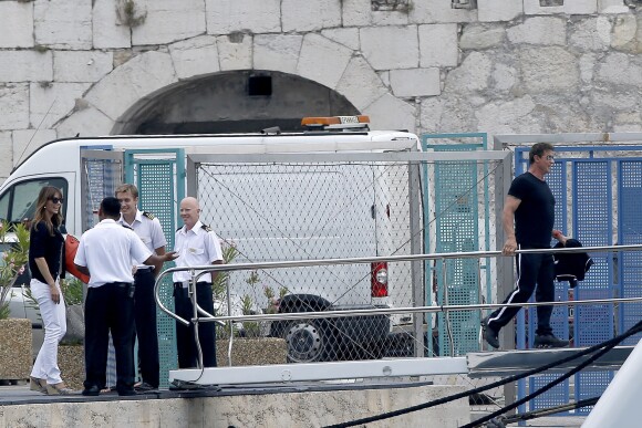Sylvester Stallone, son épouse Jennifer Flavin et leurs filles Sistine, Sophia et Scarlet embarquent sur le luxueux bateau à Nice, le 25 juillet 2014