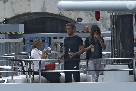 Sylvester Stallone, son épouse Jennifer Flavin et leurs filles Sistine, Sophia et Scarlet embarquent sur le luxueux bateau à Nice, le 25 juillet 2014