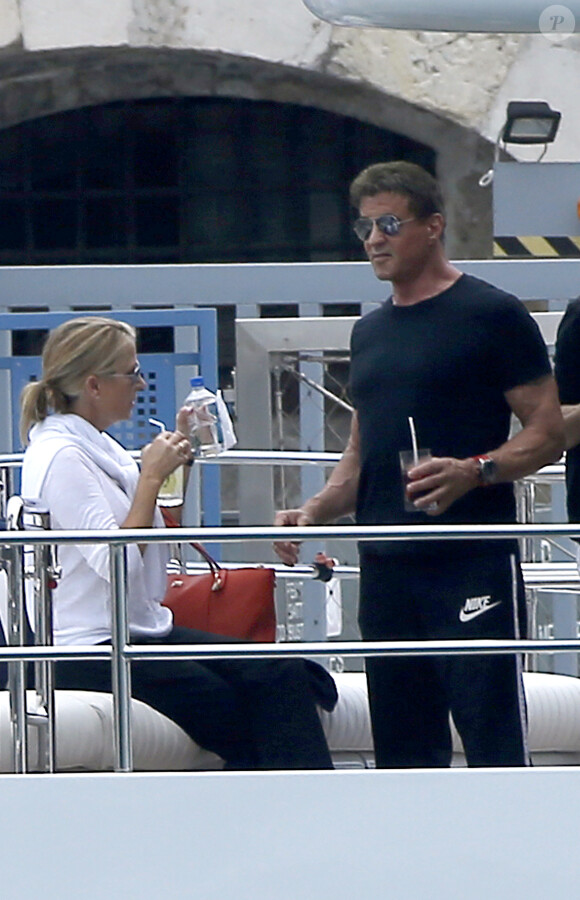 Sylvester Stallone, son épouse Jennifer Flavin et leurs filles Sistine, Sophia et Scarlet embarquent sur le luxueux bateau à Nice, le 25 juillet 2014