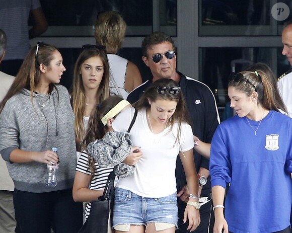 Sylvester Stallone, son épouse Jennifer Flavin et leurs filles Sistine, Sophia et Scarlet lors de leur arrivée à l'aéroport de Nice, le 25 juillet 2014