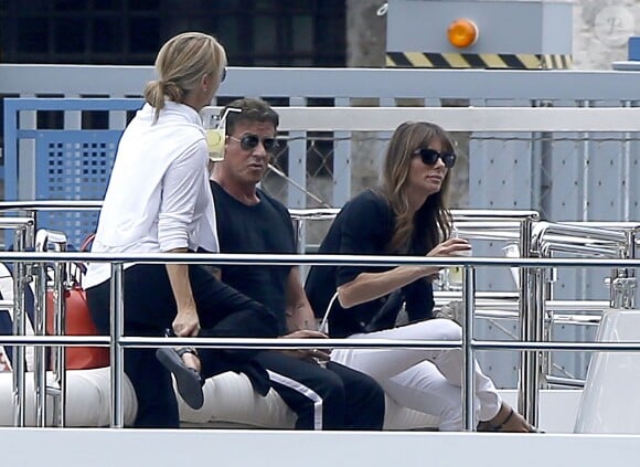 Sylvester Stallone et son épouse Jennifer Flavin dégustent un petit cocktail sur leur luxueux bateau à Nice, le 25 juillet 2014