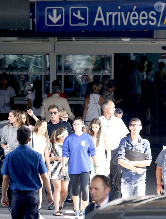Sylvester Stallone débarquent à Nice avec son épouse Jennifer Flavin et leurs filles Sistine, Sophia et Scarlet lors de leur arrivée à l'aéroport de Nice, le 25 juillet 2014