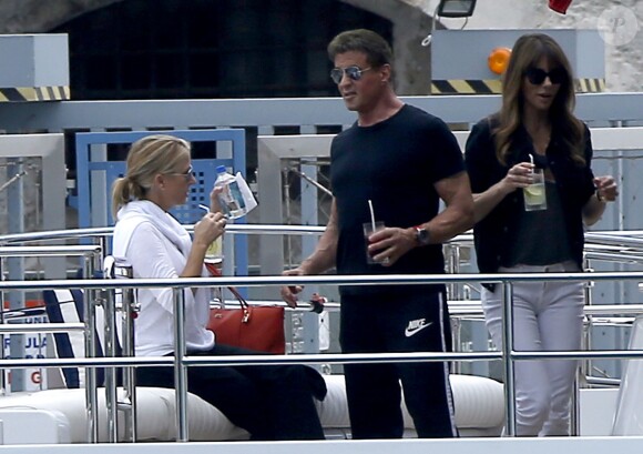 Sylvester Stallone, son épouse Jennifer Flavin et leurs filles Sistine, Sophia et Scarlet embarquent sur le luxueux bateau à Nice, le 25 juillet 2014