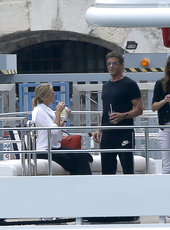 Sylvester Stallone, son épouse Jennifer Flavin et leurs filles Sistine, Sophia et Scarlet embarquent sur le luxueux bateau à Nice, le 25 juillet 2014