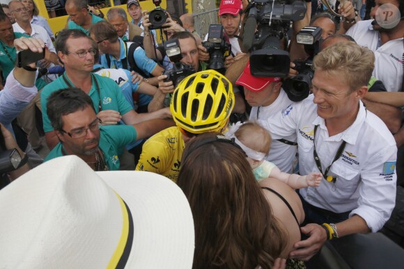 Vincenzo Nibali savoure avec son épouse Rachele et leur fille de 5 mois Emma sa victoire dans le Tour de France, le 27 juillet 2014 sur les Champs-Elysées, à Paris.