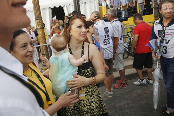 Salvatore et Giovanna Nibali, ses parents, et Rachele et Emma, son épouse et sa fille, attendaient Vincenzo Nibali pour fêter sa victoire dans le Tour de France, le 27 juillet 2014 sur les Champs-Elysées, à Paris.