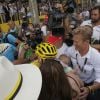 Vincenzo Nibali, vainqueur du Tour de France, fêté par sa femme Rachele, sa fille Emma (5 mois) et son directeur sportif Alexandre Vinokourov, le 27 juillet 2014 lors de l'arrivée sur les Champs-Elysées.