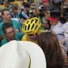 Vincenzo Nibali, vainqueur du Tour de France, fêté par sa femme Rachele, sa fille Emma (5 mois) et son directeur sportif Alexandre Vinokourov, le 27 juillet 2014 lors de l'arrivée sur les Champs-Elysées.