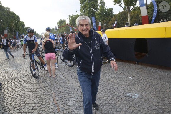 Claude Lelouch lors de l'arrivée de la dernière étape du 101ème Tour de France sur l'avenue des Champs-Elysées à Paris, le 27 juillet 2014.