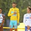 Vincenzo Nibali, entouré sur le podium par Jean-Christophe Péraud et Thibaut Pinot, est arrivé en jaune sur les Champs-Elysées et a pu savourer son triomphe dans le Tour de France 2014, le 27 juillet 2014 à Paris.