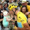 Vincenzo Nibali a fêté sa victoire sur le Tour de France avec sa femme Rachele, leur fille Emma, 5 mois, et ses parents Salvatore et Giovanna lors de l'arrivée sur les Champs-Elysées à Paris le 27 juillet 2014