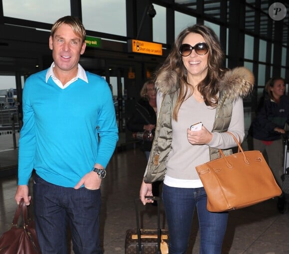 Exclusif - Liz Hurley et Shane Warne arrivent à l'aéroport de Londres. Le 6 novembre 2013.