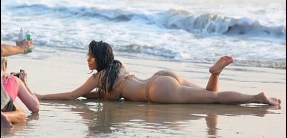 Kim Kardashian en bikini sur une plage en Thaïlande. Avril 2014.