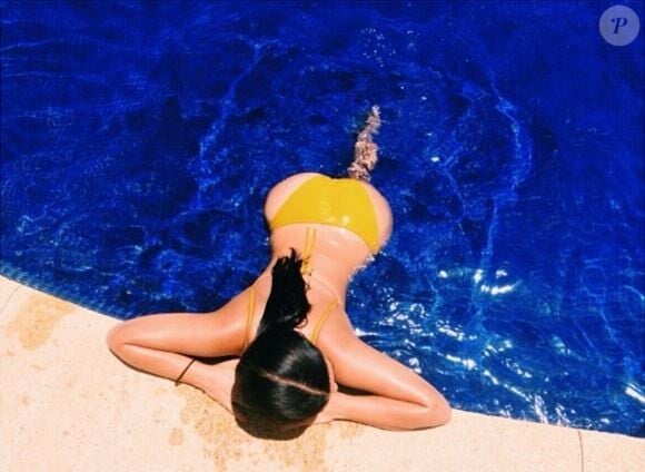 Kim Kardashian barbotte dans une piscine au Mexique. Juillet 2014.