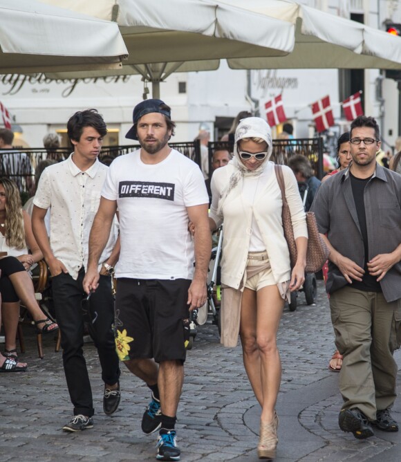 Pamela Anderson, son fils Dylan Jagger Lee et son mari Rick Salomon se promènent sur le port et font un tour de bateau à Copenhague, le 29 juillet 2014. 