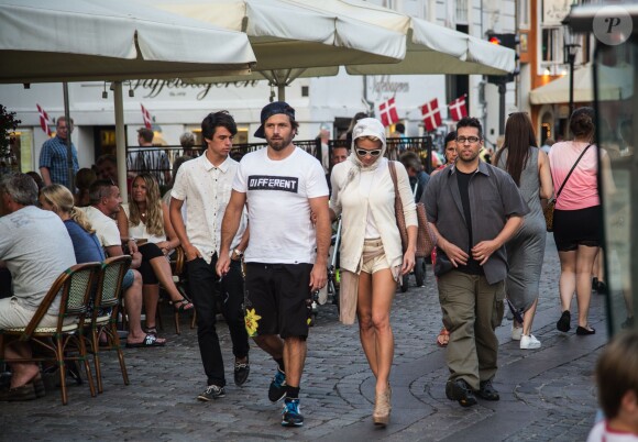 Pamela Anderson, son fils Dylan Jagger Lee, et son mari Rick Salomon se promènent à Copenhague, le 29 juillet 2014. 