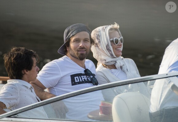 Pamela Anderson fait du bateau avec son mari Rick Salomon à Copenhague, le 29 juillet 2014. 