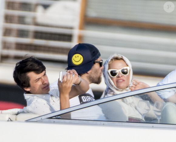 Pamela Anderson fait un tour de bateau à Copenhague avec son mari Rick Salomon, le 29 juillet 2014. 