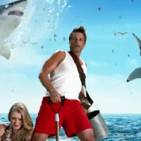 Rob Lowe : Tout en muscles face à des requins sanguinaires dans un clip déjanté
