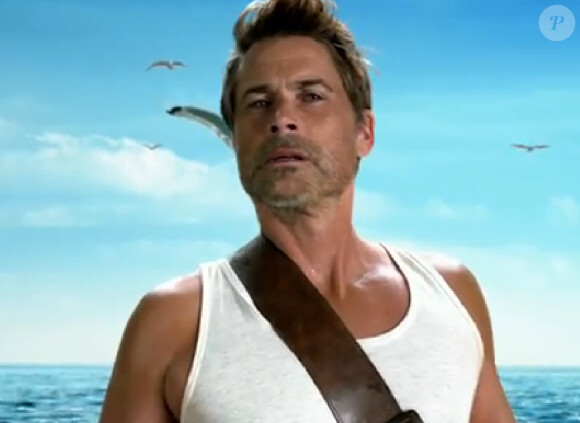 Rob Lowe se la joue dresseur délirant de requins dans une vidéo déjantée pour la "Shark Week" de la chaîne américaine Discovery.