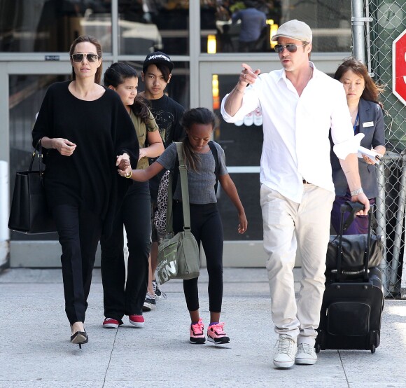 Brad Pitt and Angelina Jolie avec deux de leurs enfants aux Los Angeles International Airport le 14 juin 2014.