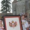 Photo de l'enluminure des armes de la principauté de Monaco offerte au prince Albert II lors de sa venue au Puy du Fou le 25 juillet 2014, notamment pour une cérémonie caritative en faveur de l'association du Père Pedro, Akamasoa.