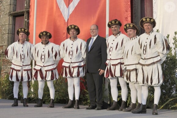 Le prince Albert II de Monaco au Puy du Fou le 25 juillet 2014 lors d'une cérémonie de remise d'un chèque de 50 000 euros au père Pedro pour son association Akamasoa.