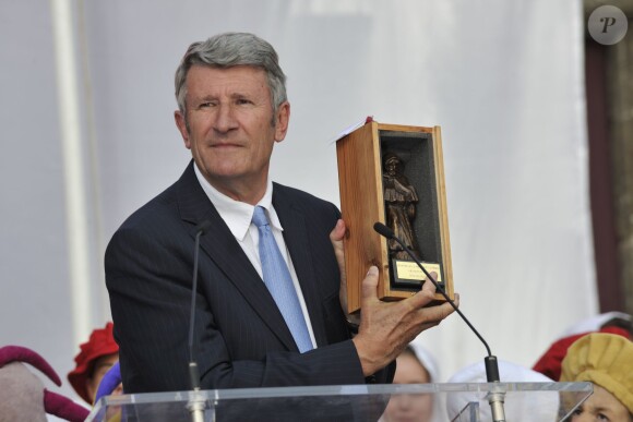Philippe de Villiers au Puy du Fou le 25 juillet 2014 lors d'une cérémonie de remise d'un chèque de 50 000 euros au père Pedro pour son association Akamasoa.