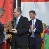Philippe de Villiers, le prince Albert II de Monaco, Nicolas de Villiers au parc du Puy du Fou le 25 juillet 2014 lors d'une cérémonie de remise d'un chèque de 50 000 euros au père Pedro pour son association Akamasoa.