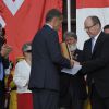 Le prince Albert II de Monaco prenait part, au Puy du Fou le 25 juillet 2014, à une cérémonie de remise d'un chèque de 50 000 euros au père Pedro pour son association Akamasoa.