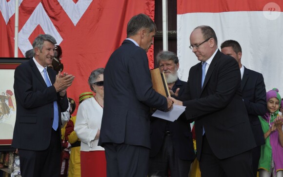 Le prince Albert II de Monaco prenait part, au Puy du Fou le 25 juillet 2014, à une cérémonie de remise d'un chèque de 50 000 euros au père Pedro pour son association Akamasoa.