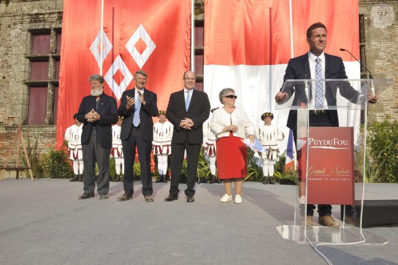 Nicolas de Villiers lors de son discours, devant le prince Albert II de Monaco, au Puy du Fou le 25 juillet 2014 lors d'une cérémonie de remise d'un chèque de 50 000 euros au père Pedro pour son association Akamasoa.