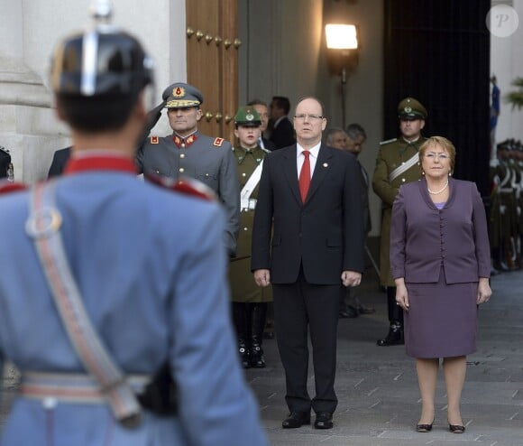 Le prince Albert II de Monaco rencontre la présidente chilienne Michelle Bachelet lors de sa visite officielle au Chili le 2 juillet 2014.