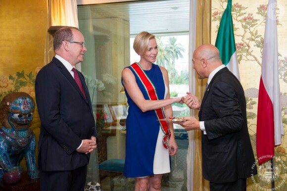 La princesse Charlene de Monaco recevait le 28 juillet 2014 une haute distinction italienne, à l'ambassade d'Italie à Monaco, en présence du prince Albert
