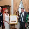 La princesse Charlene de Monaco recevait le 29 juillet 2014 au palais princier son arbre généalogique révélant ses racines irlandaises, en présence du prince Albert