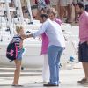 La reine Sofia d'Espagne amène sa petite-fille Irene Urdangarin, 9 ans, fille de l'infante Cristina, à son cours de voile à Palma de Majorque le 30 juillet 2014.