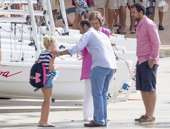 La reine Sofia d'Espagne amène sa petite-fille Irene Urdangarin, 9 ans, fille de l'infante Cristina, à son cours de voile à Palma de Majorque le 30 juillet 2014.
