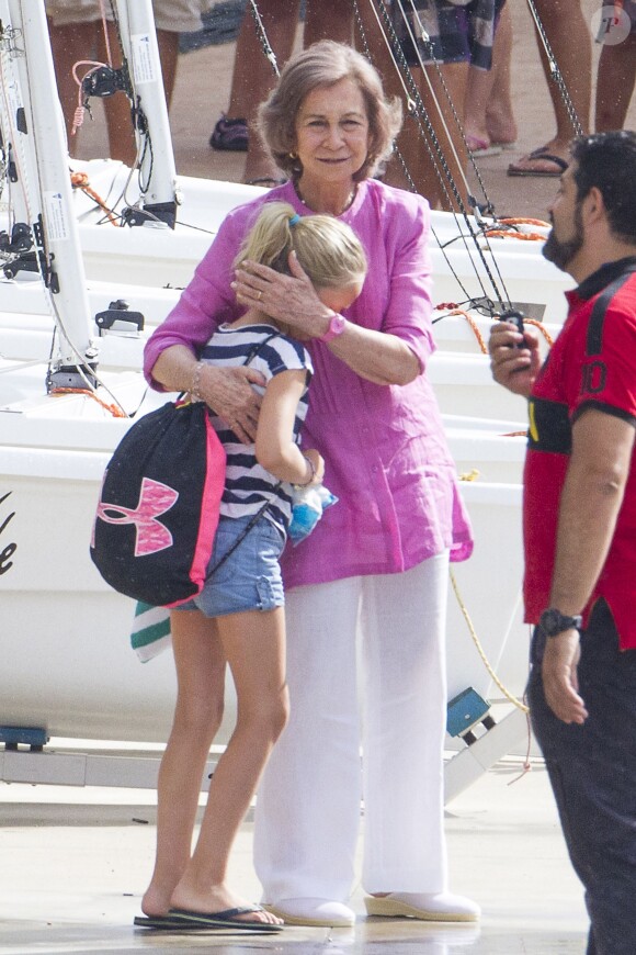 Sofia d'Espagne câline sa petite-fille Irene Urdangarin, 9 ans, fille de l'infante Cristina, en l'accompagnant à son cours de voile à Palma de Majorque le 30 juillet 2014.