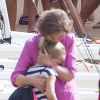 La reine Sofia d'Espagne câline sa petite-fille Irene Urdangarin, 9 ans, fille de l'infante Cristina, en l'accompagnant à son cours de voile à Palma de Majorque le 30 juillet 2014.