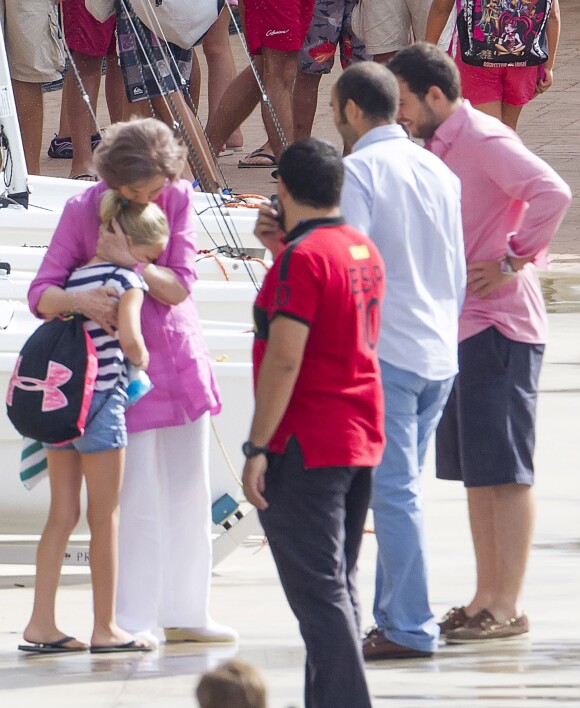 La reine Sofia d'Espagne câline sa petite-fille Irene Urdangarin, 9 ans, fille de l'infante Cristina, en l'accompagnant à son cours de voile à Palma de Majorque le 30 juillet 2014.
