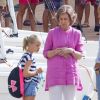 La reine Sofia d'Espagne accompagne sa petite-fille Irene Urdangarin, 9 ans, fille de l'infante Cristina, à son cours de voile à Palma de Majorque le 30 juillet 2014.