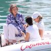La reine Sofia d'Espagne observant ses petits-enfants lors de leur première journée de cours de voile à Palma de Majorque, le 28 juillet 2014