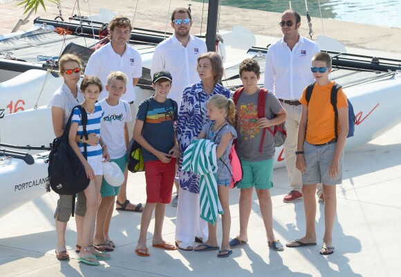 La reine Sofia d'Espagne avec sa fille l'infante Elena et ses petits-enfants lors de leur premier jour de cours de voile au club nautique Cala Vela le 28 juillet 2014 à Palma de Majorque.