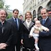 Le prince Jean d'Orléans, son fils le prince Gaston dans les bras, et la princesse Philomena avec Gonzague Saint-Bris et Louis de Bourbon le 14 mai 2010 à Paris. Le couple a accueilli le 30 juillet 2014 son troisième enfant, la princesse Louise-Marguerite.