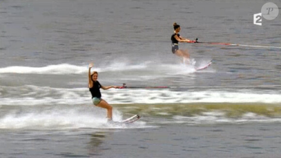 Julie Snyder et Céline Dion arrivent en ski nautique sur le plateau de L'Eté indien sur France 2, le samedi 2 août 2014.
