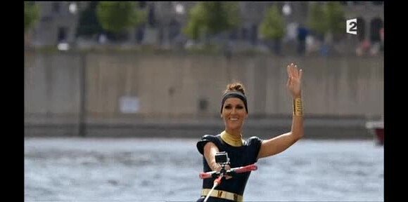 Céline Dion a débarqué en ski nautique sur le plateau de L'Eté indien sur France 2, le samedi 2 août 2014.